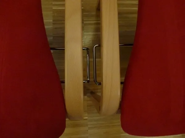 Besucherstuhl - Schichtholz-Stapelstuhl TINA2 mit nach unten geschwungener Rückenlehne, mit Armlehnen